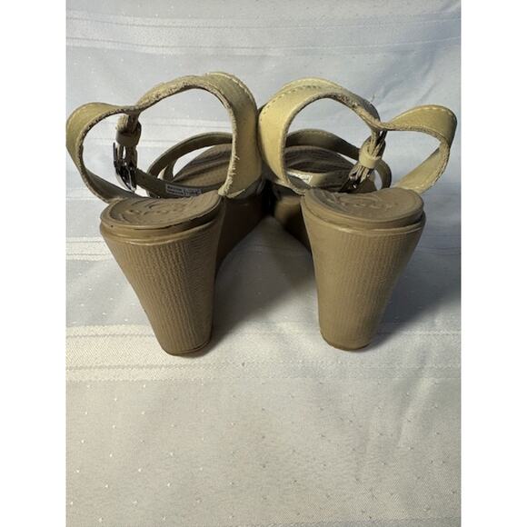 Women’s Crocs Wedge Sandals Size 7 Beige Leopard Strap Lightweight Comfort - Picture 6 of 7